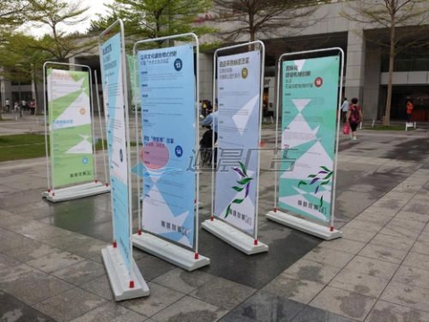 易拉宝孔位多大?